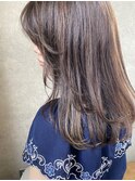 透明感たっぷりベージュカラーのセミロングヘア