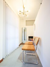 入り口を入るとペンダントライトの温かみとリラックスできるフォトスペース兼待合スペースがお出迎え◎