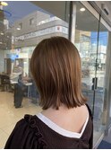 ベージュ×外はねボブ