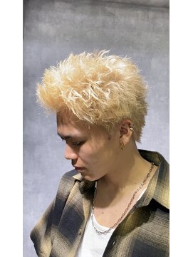 レイズ 名古屋(RAYS) 刈り上げツーブロックホワイトベージュスパイキーショート