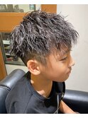 黒髪短髪マッシュ無造作ツイストスパイラルキッズパーマ