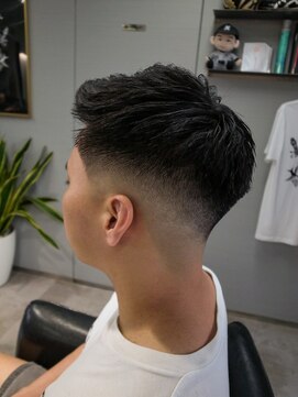 イントロバイフィーネ 渋谷(INTRO . by Fi-Ne) アイロンパーマ/ミドルスキンフェード/クルーカット