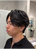 大人の抜け感を演出する、今トレンドのフェザーパーマ