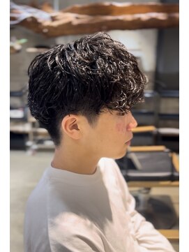 ニーイチイチ(211) メンズサーフカール/スパイラルパーマ/刈り上げ