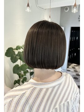 リベラル(liberal) 軽さのあるミニボブ×オリーブカラー【20代/30代/40代】