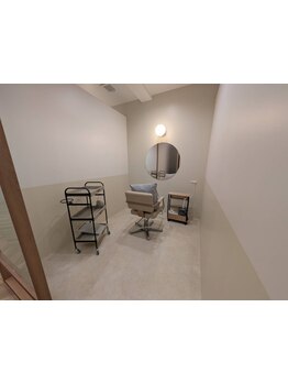 美容室でのプライベートな時間を半個室の空間で周りを気にせずリラックスして過ごせます♪