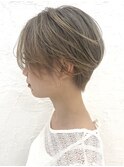 グレージュヘアで夏髪夏色小顔効果抜群の前下がりショート