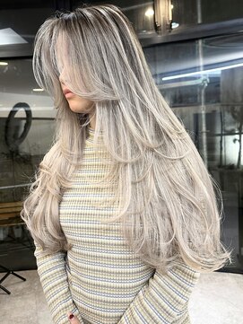 ヌエン 渋谷(NU/EN) 冬の海外風バレイヤージュ/ロングレイヤー/バタフライカット