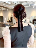 シーン バイ ラッド(SCENE by RAD)&nbsp;大人可愛い黒リボンのまとめ髪ヘアセットレイヤーショート艶感