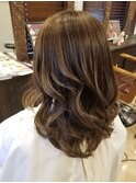 仕上げはコテ巻き。ふんわりスタイル。