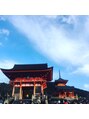ユイ(YUY/coto) 青い空に映える朱色の社殿