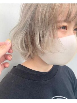 セーヌアワー(CEINE OUR) 刈り上げショートボブハイトーンベージュホワイトブロンドクラゲ