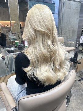 サンク 原宿 表参道(cinq) ホワイトベージュハイトーンカラーブロンドブリーチリタッチ