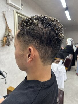 刈り上げスタイルに極道パーマ×ハイライトで男らしさアップ！