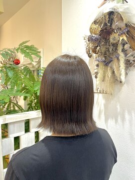 赤みを抑えた大人アッシュブラウンカラー