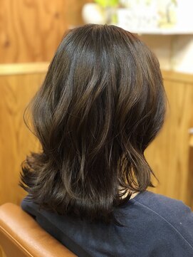 ララテラス(LaLa Terrace) カーキベージュ×外ハネゆるふわミディ