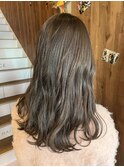カーキグレージュ×透明感