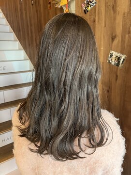 アヴァンス 天王寺店(AVANCE.) カーキグレージュ×透明感