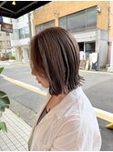 ベージュカラー切りっぱなし外はねボブ