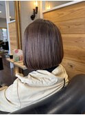 明るめグレイカラーでつやつやボブスタイル