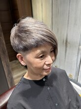 ロナロナ&nbsp;白髪を活かし大人アシンメトリーボブ　シルバーカラー