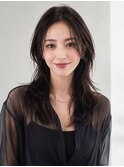 ウルフレイヤーかけるセミロング×センターパート×前髪なし40代