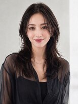 ノラ ギンザ(NORA GINZA)&nbsp;ウルフレイヤーかけるセミロング×センターパート×前髪なし40代