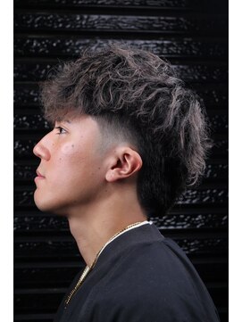 バーバーショップ ネオ セカンド(BARBERSHOP NEO2nd) スペインカール｜メンズパーマ×フェード ［宇都宮/バーバー］