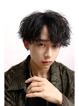 ネイビー(NAVY) センターパート　ツイストスパイラル　黒髪　ウェーブ