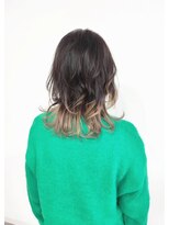 コヨミ(koyomi)&nbsp;インナーカラー際立つ大人ミディアムレイヤー20代/30代/40代