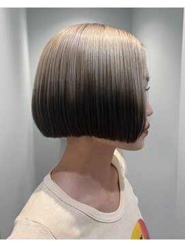 ノラ ウメダ(NORA UMEDA) ルーツカラーツートーンカラーホワイトカラー切りっぱなしボブ