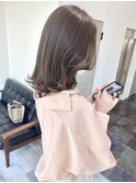 ベージュカラー× ミディアムレイヤー
