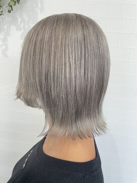 アネラ(Anela) レイヤーボブ＋ホワイトシルバー【平本】