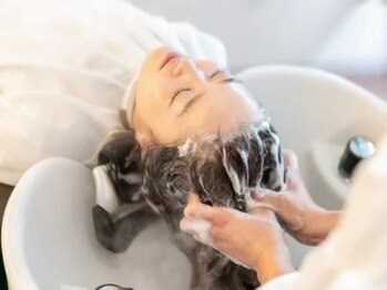 リール ヴィー(Rire Vie HAIR MAKE LABO)の写真/頭皮ケアとリラックスを同時に叶えるヘッドスパ◆頭皮のコリをほぐす事でリフトアップ効果も！