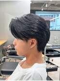 メンズ刈り上げセンターパートフェザーパーマブルーブラック