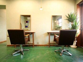 ミツアミ(mitsuami)の写真/センスの良いアトリエ風の空間。ヘアサロンらしくないアンティークの椅子で過ごす至福の時間…。
