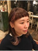 鎖骨で揺れるミディアムスタイル