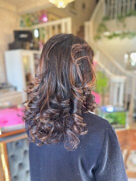 美容室 ティンカーベル ロングの巻き髪ヘア