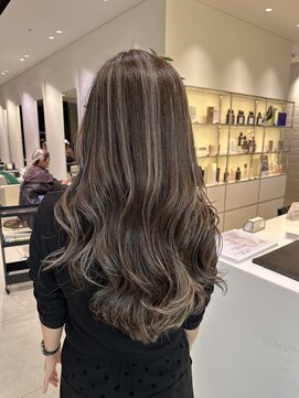 ステア ケース(stair case) ハイライト　グレージュ系　白髪あり　白髪ぼかし