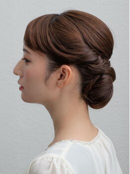ビューティーセラーバイハリウッド(BEAUTY CELLAR BY HOLLYWOOD)の写真/大切な日を、もっと特別に…☆六本木の洗練されたヘアセットで、品格ある輝きを。周りと差がつくスタイルに