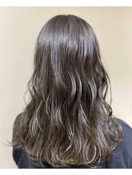 ヒューラ 三鷹店(hurra) ふんわりカールで大人の女性らしさを出したスタイル