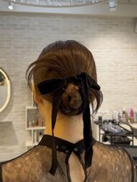 LARANJE　広島本通り店【ラランジェ】【9月1日 NEW OPEN(予定)】&nbsp;低めのシニヨン、黒のベロアリボンを合わせた上品ヘアアレンジ。