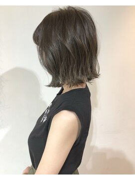 ヘアデザイン ソラ(Sola) アッシュ系ダークグレージュ暗髪ウェーブ外ハネボブ透明感カラー