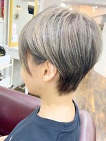 ヘアリゾート粋 新宿三丁目本店&nbsp;《前地 麻衣》ショートボブ/シルバーアッシュ