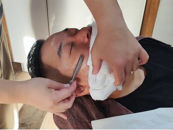 ヒルマ ヨルマ(HIRUMA/JORMA)の写真/眉毛で印象が変わる★お手入れが難しい眉毛、ヒゲをプロにお任せ！清潔感溢れる印象に仕上げます◎