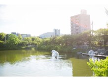 アイシー ヘアーメイク(ic hair make)の雰囲気（隼人池が目の前。大きな窓からは四季折々の景色を楽しめます）