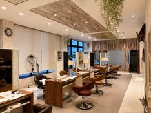 ヘアメイク アース 佐賀鳥栖店(HAIR&MAKE EARTH)の雰囲気(開放感のある明るい店内で、くつろぎの時間をお過ごしください。)