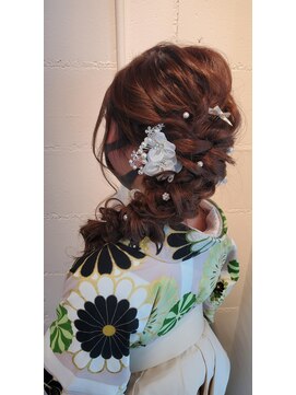 パリスパート2 袴 編み込みサイドテールヘアスタイル