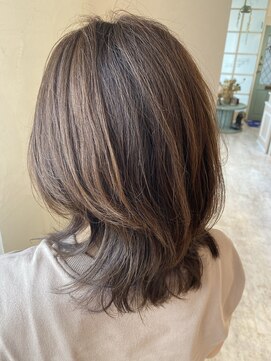 ユイバイラドンナ(Huit by LADONNA) 伸ばしかけミディアムさんのレイヤースタイル