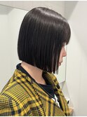 切りっぱなしボブ　黒髪スタイル　前下がりボブ　縮毛矯正　艶髪